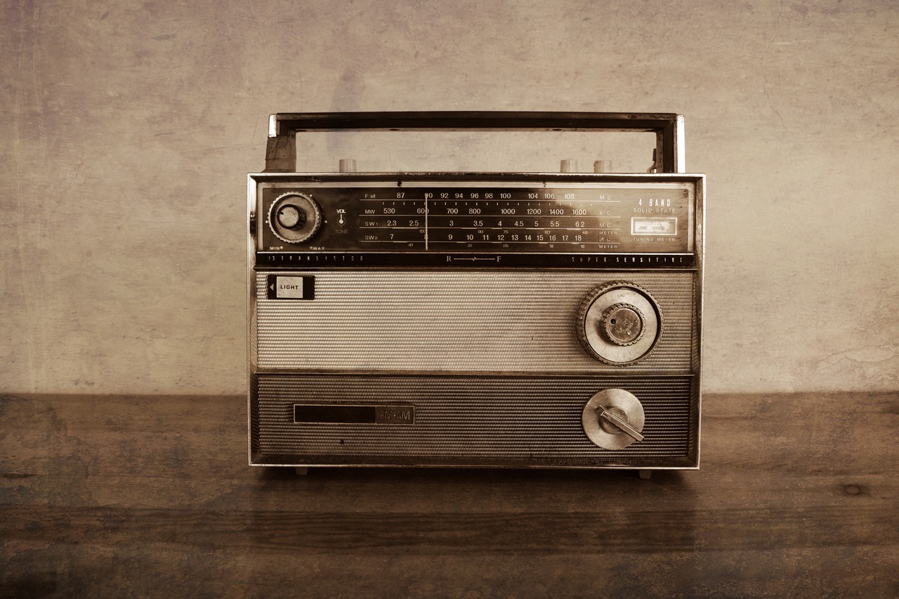 Radio online pentru șoferi: muzică și emisiuni variate pentru drumuri lungi
