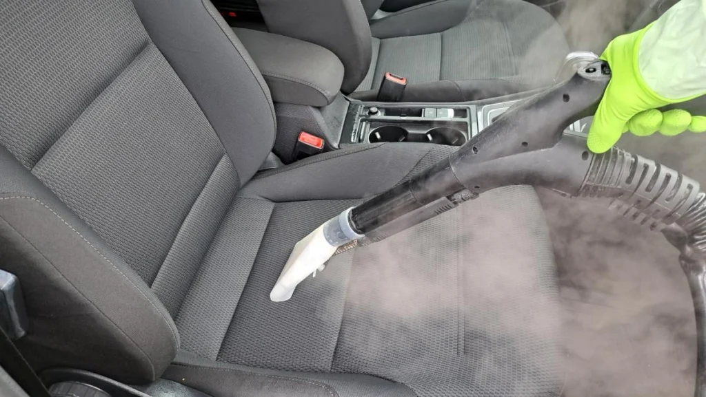 Curățare interior auto Oradea: detailing și igienizare profesională cu aburi