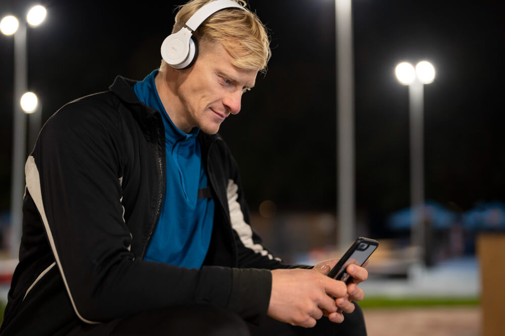 Revoluția digitală în sportul modern: Cum platformele interactive redefinesc experiența de spectator