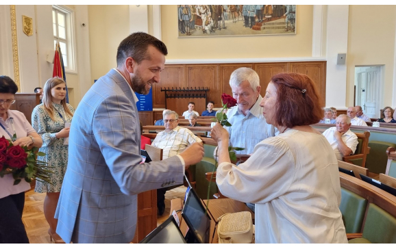 Primarul Florin Birta a premiat 33 de familii care au sarbatorit Nunta de Aur Primarul Florin Birta a premiat 33 de familii care au sarbatorit Nunta de Aur