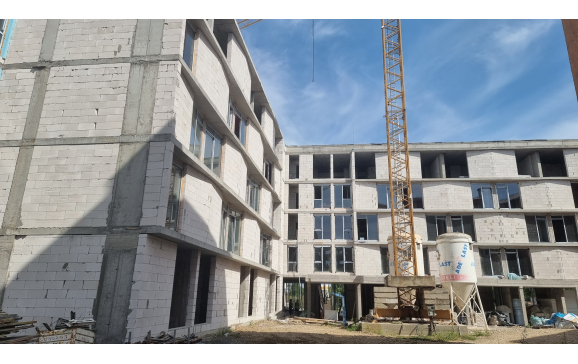 Avanseaza lucrarile la noile camine studentesti de pe malul Petei Avanseaza lucrarile la noile camine studentesti de pe malul Petei