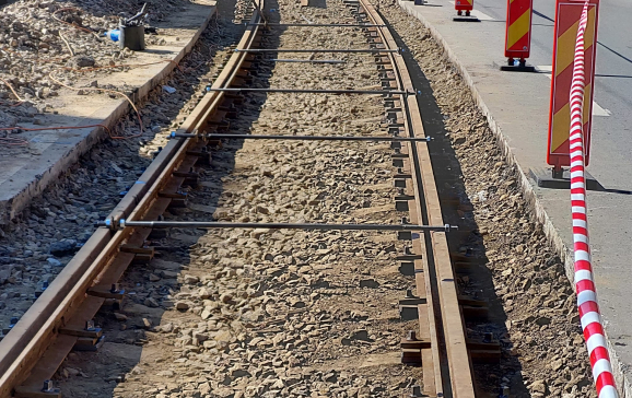 Asfaltul de langa sinele de tramvai va fi refacut pe o lungime de 6,3 km, prin aplicarea unui cordon elastic Asfaltul de langa sinele de tramvai va fi refacut pe o lungime de 6,3 km, prin aplicarea unui cordon elastic