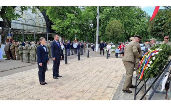Primarul Florin Birta si viceprimarul Antonia Nica au depus o coroana de flori la monumentele eroilor neamului Primarul Florin Birta si viceprimarul Antonia Nica au depus o coroana de flori la monumentele eroilor neamului