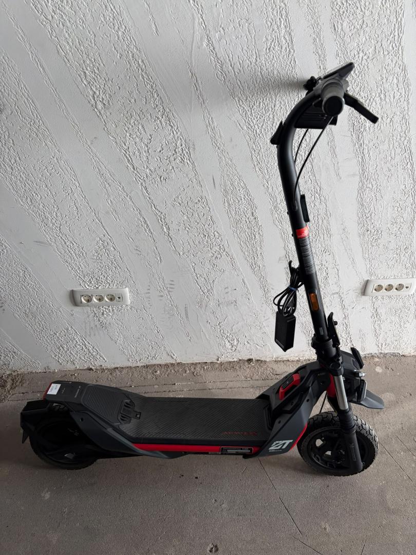 Trotineta Electrica Ninebot Segway eKickScooter ZT3 Pro E, Viteza max 25Km/h, Motor 1600W , Autonomie max. 70 Km ,Suspensie Duala