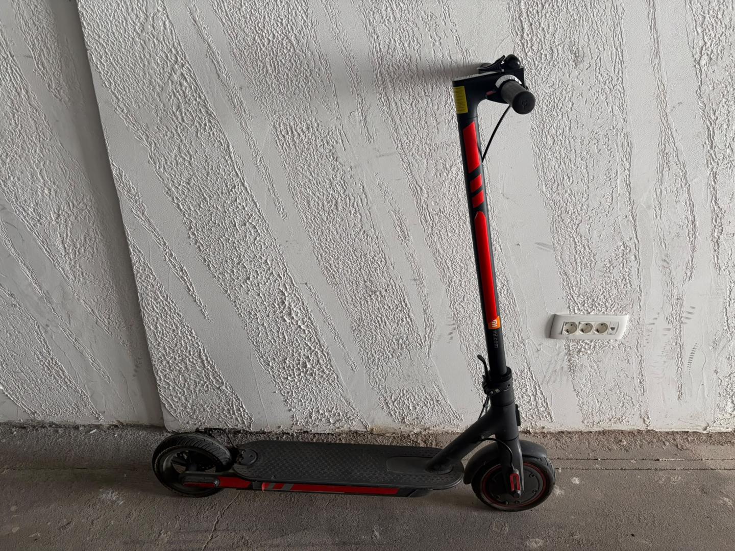 Trotineta electrica Xiaomi Mi Electric Scooter Pro 2, putere motor 300 W, autonomie max. 45 Km, viteza maxima 25 Km/h