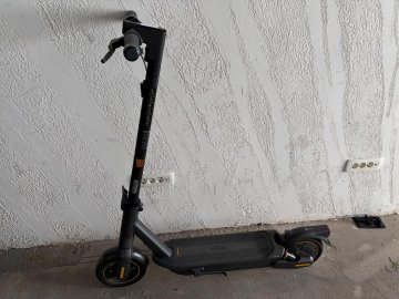 Trotineta electrica Segway-Ninebot Max G2, viteza maxima 20 km/h, autonomie 70 km