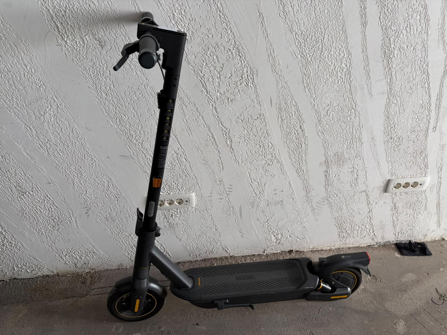 Trotineta electrica Segway-Ninebot Max G2, viteza maxima 20 km/h, autonomie 70 km