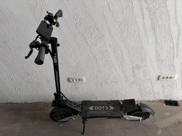 Trotineta electrica OOTD T10, motor max 900 W, distanta maxima de 45 km, 48V 13 Ah, Roti 11", Negru