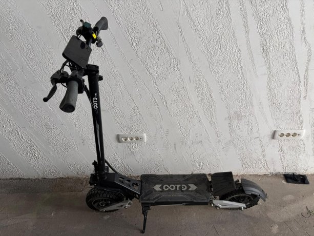 Trotineta electrica OOTD T10, motor max 900 W, distanta maxima de 45 km, 48V 13 Ah, Roti 11", Negru