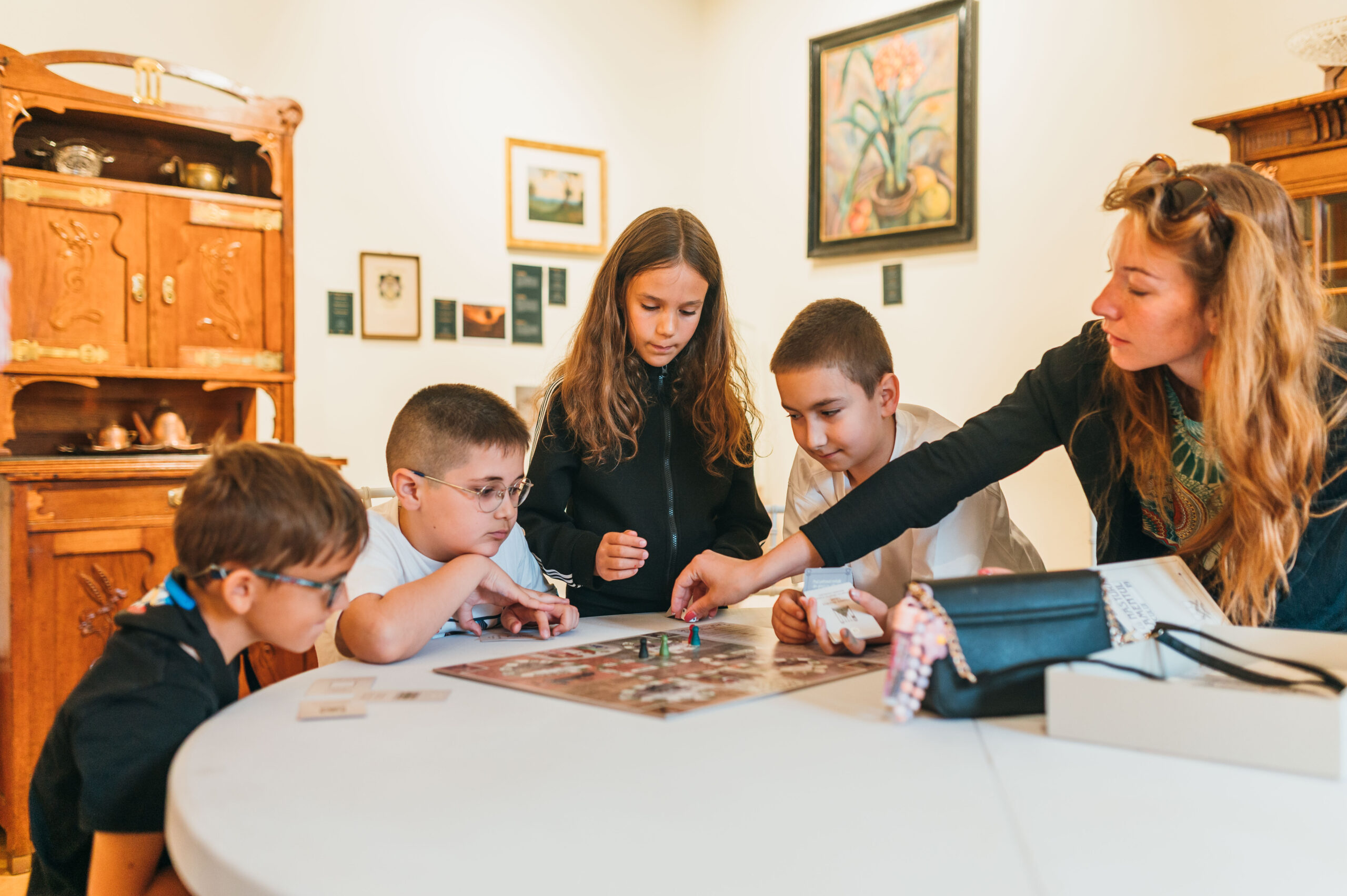 Încep atelierele cu jocul de societate „Casa cu nasturi”